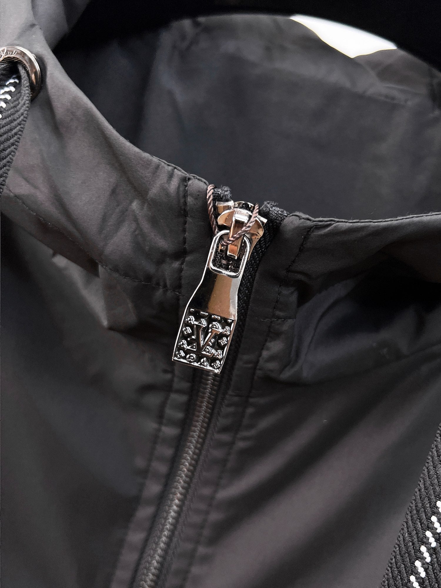 LV BLACK JACKET 239520