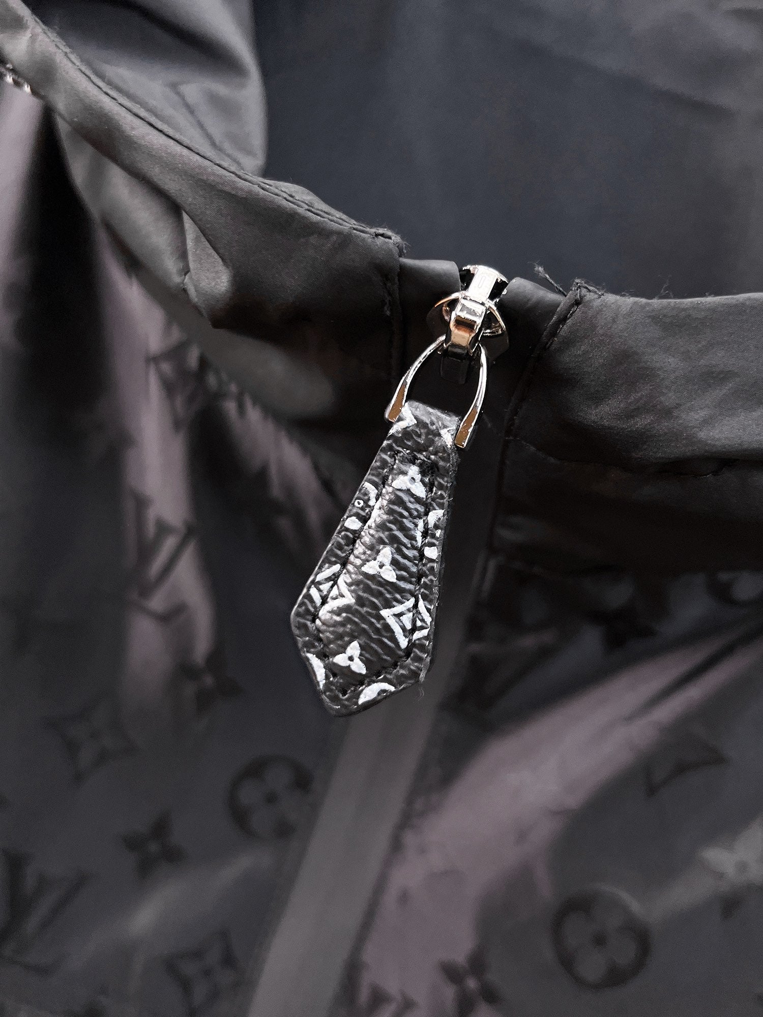 LV BLACK JACKET 239519