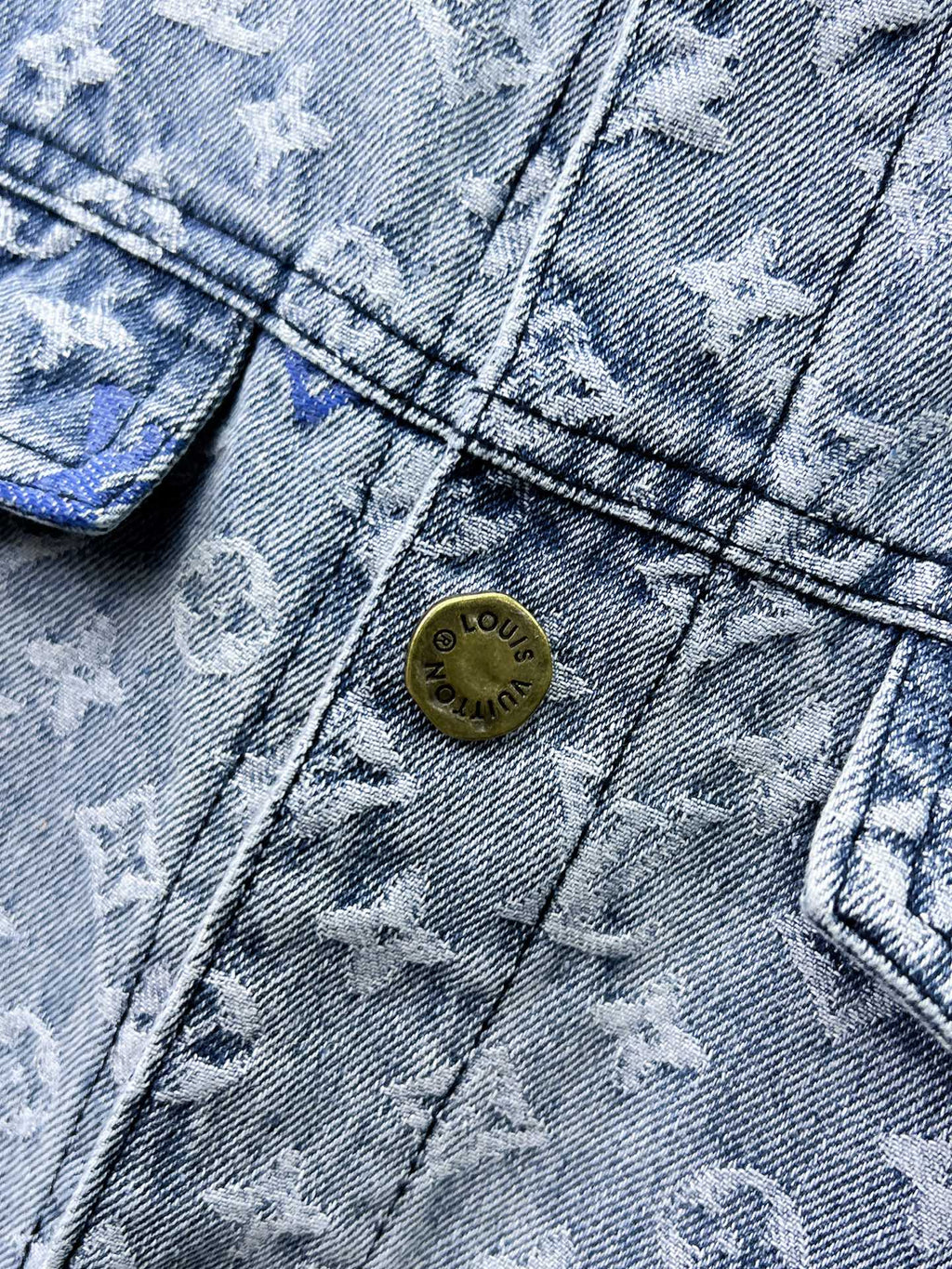 LV LIGHT BLUE DENIM JACKET 239530