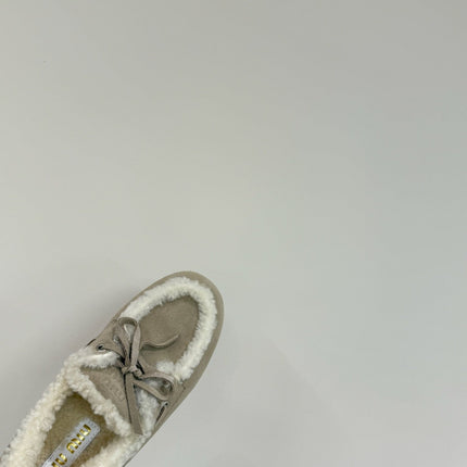 LACE-UP LOAFERS IN BEIGE SUEDE AND WHITE FLEECE LINING