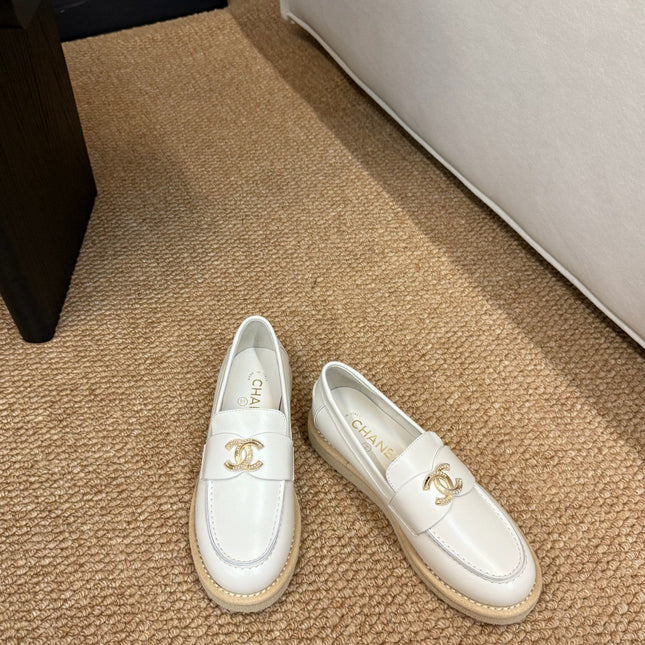 CHANEL 26S LOAFER IN WHITE PATENT CALFSKIN CC LOGO