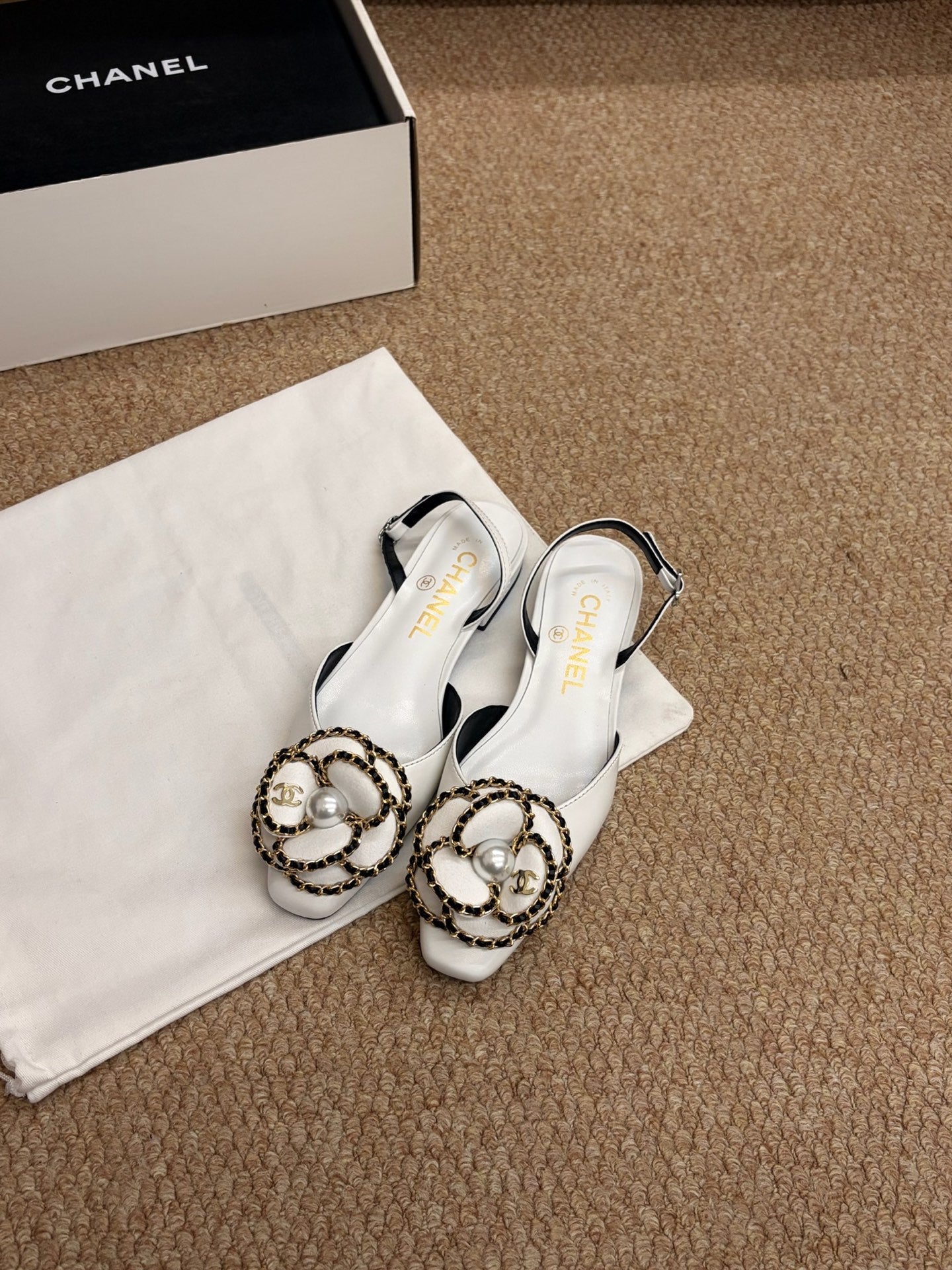 CHANEL 26S SLINGBACK FLATS IN WHITE CALFSKIN CAMELLIA PEARL
