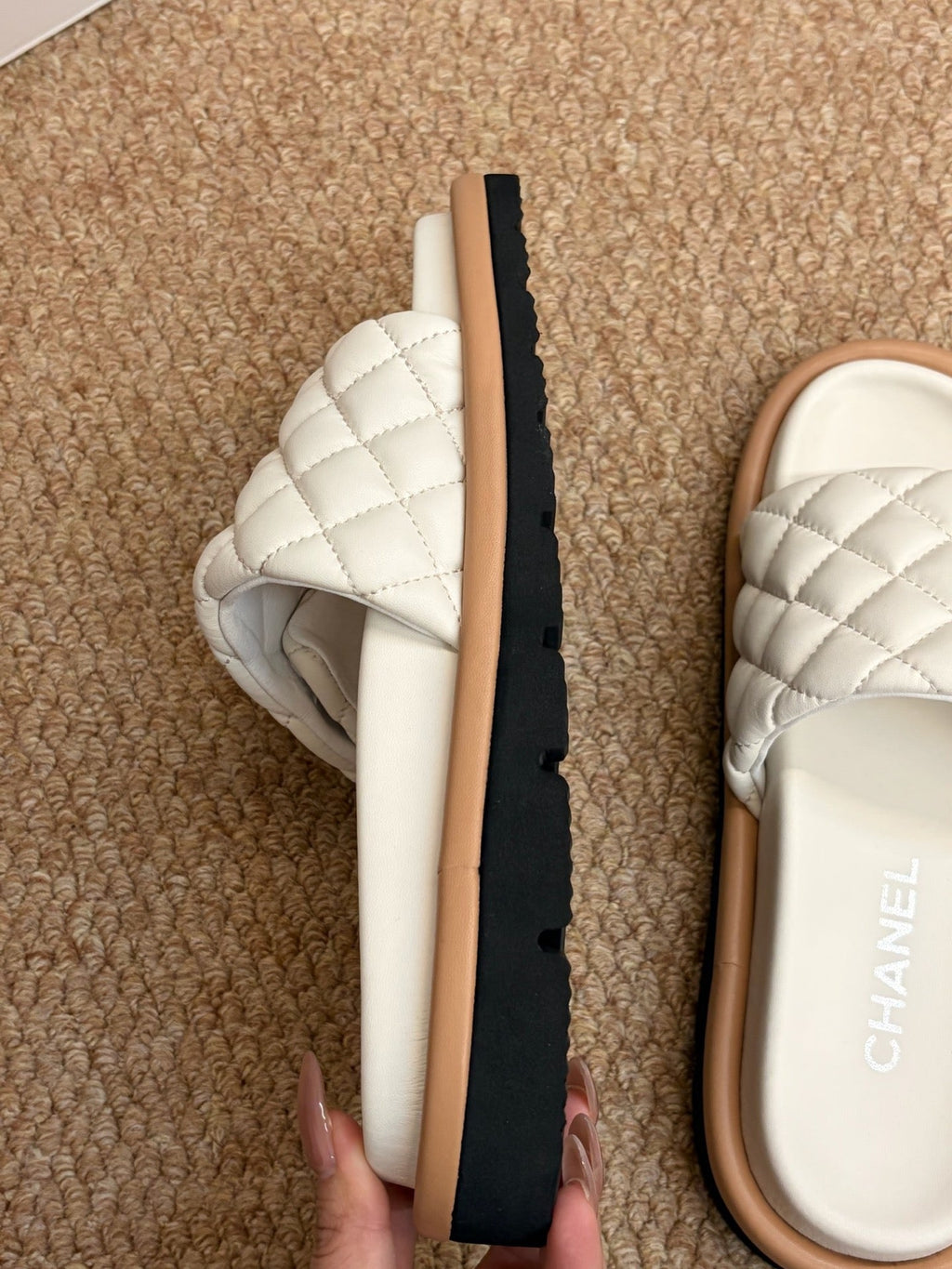 CHANEL 26S SLIDE SANDALS IN WHITE QUILTED CALFSKIN WITH LOGO PLAQUE