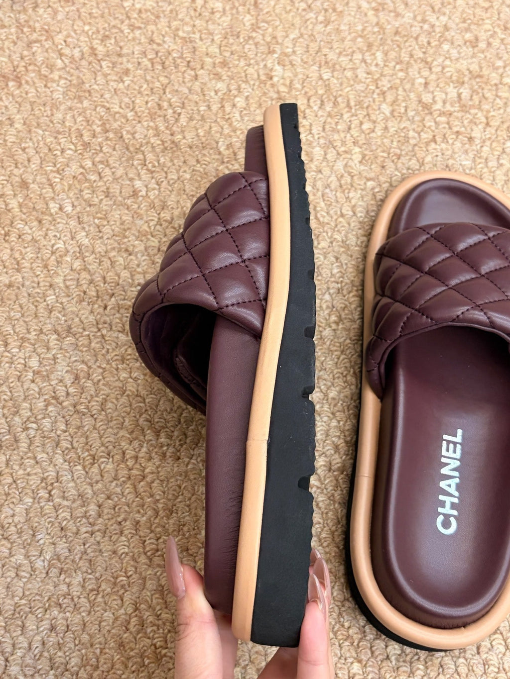 CHANEL 26S SLIDE SANDALS IN BURGUNDY RED QUILTED CALFSKIN WITH LOGO PLAQUE