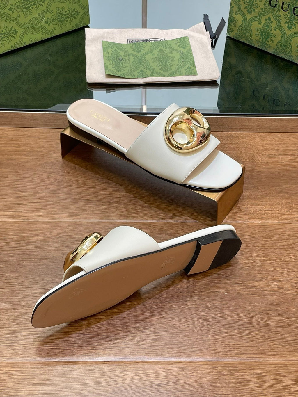 FLAT MULE IN WHITE CALFSKIN WITH GOLD HARDWARE