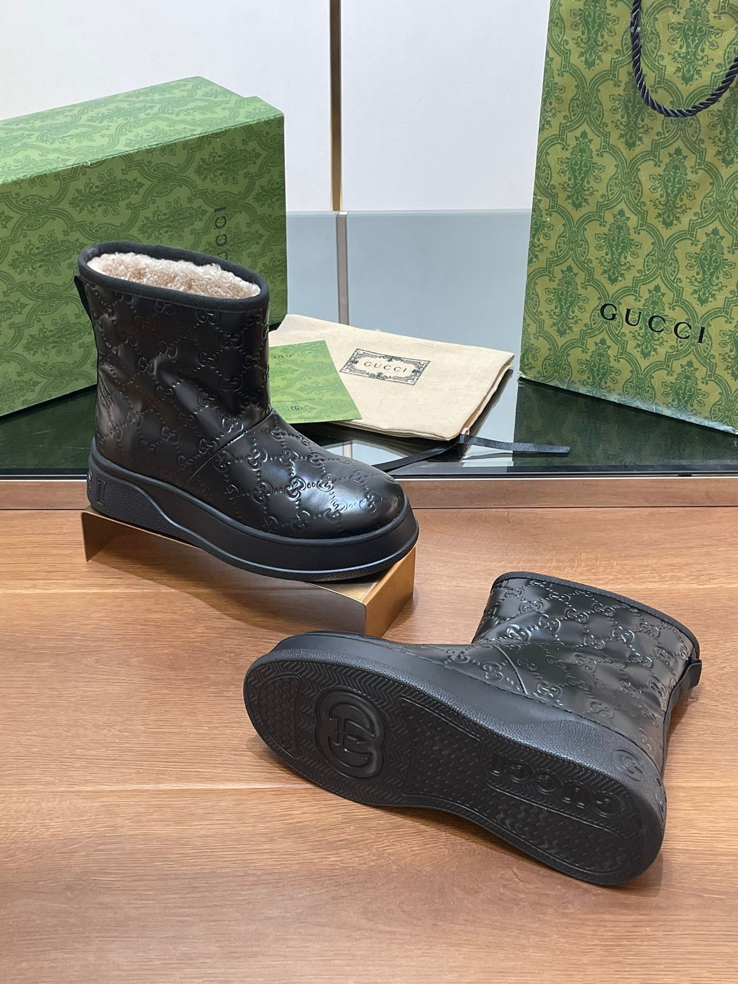 GG UGG BOOTS IN BLACK EMBOSSED SUEDE AND BEIGE WOOL LINING