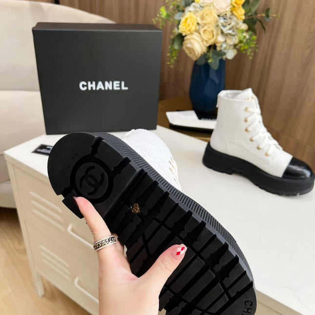 SHORT BOOTS IN WHITE TWEED AND BLACK CALFSKIN