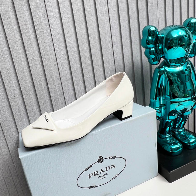 PRADA 26S SQUARE TOE PUMPS BLOCK HEEL 40MM IN WHITE PATENT CALFSKIN WITH LOGO