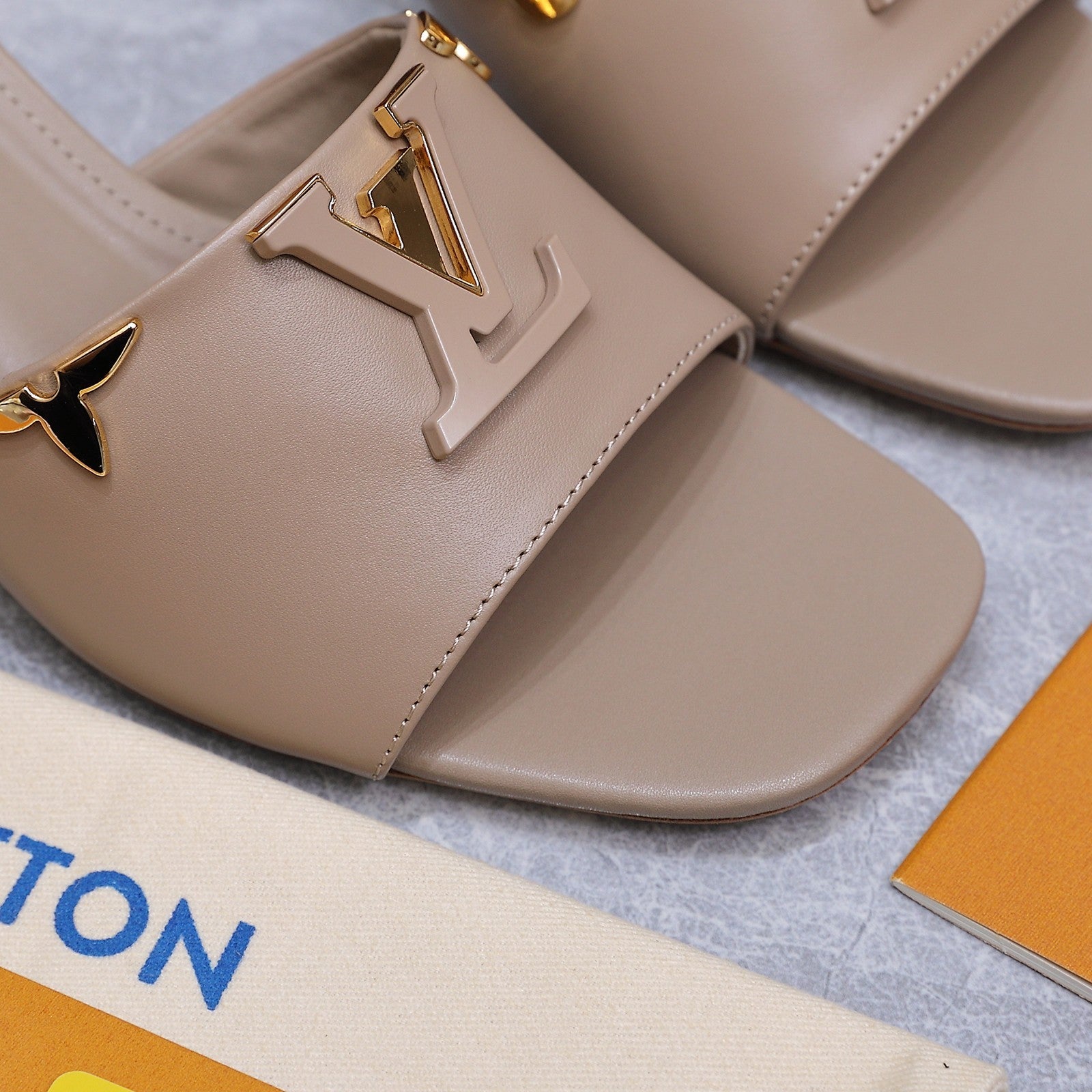 LV 26S BLOCK HEEL MULE SANDALS 55MM IN NUDE BROWN CALFSKIN GOLD HARDWARE