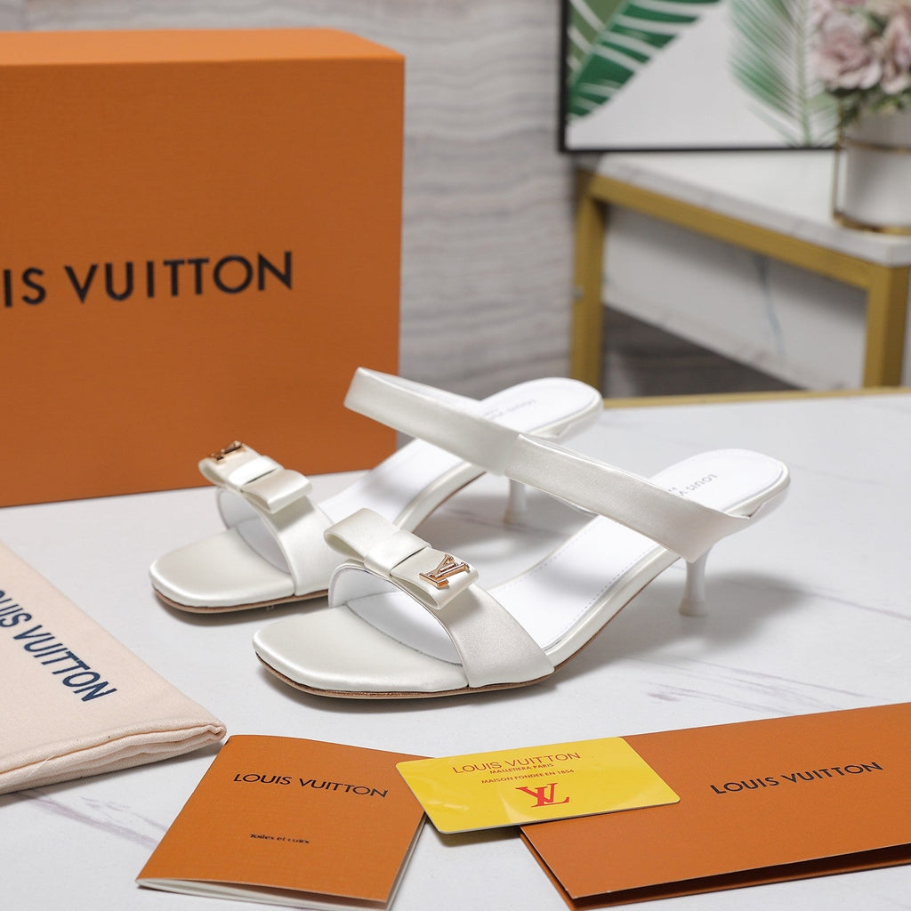 LV 26S SLIDE HEELS 40MM IN WHITE SATIN WITH BOW