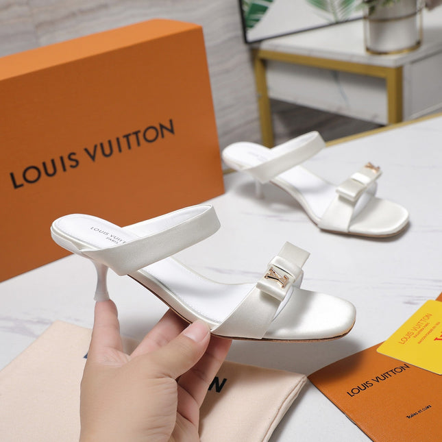 LV 26S SLIDE HEELS 40MM IN WHITE SATIN WITH BOW