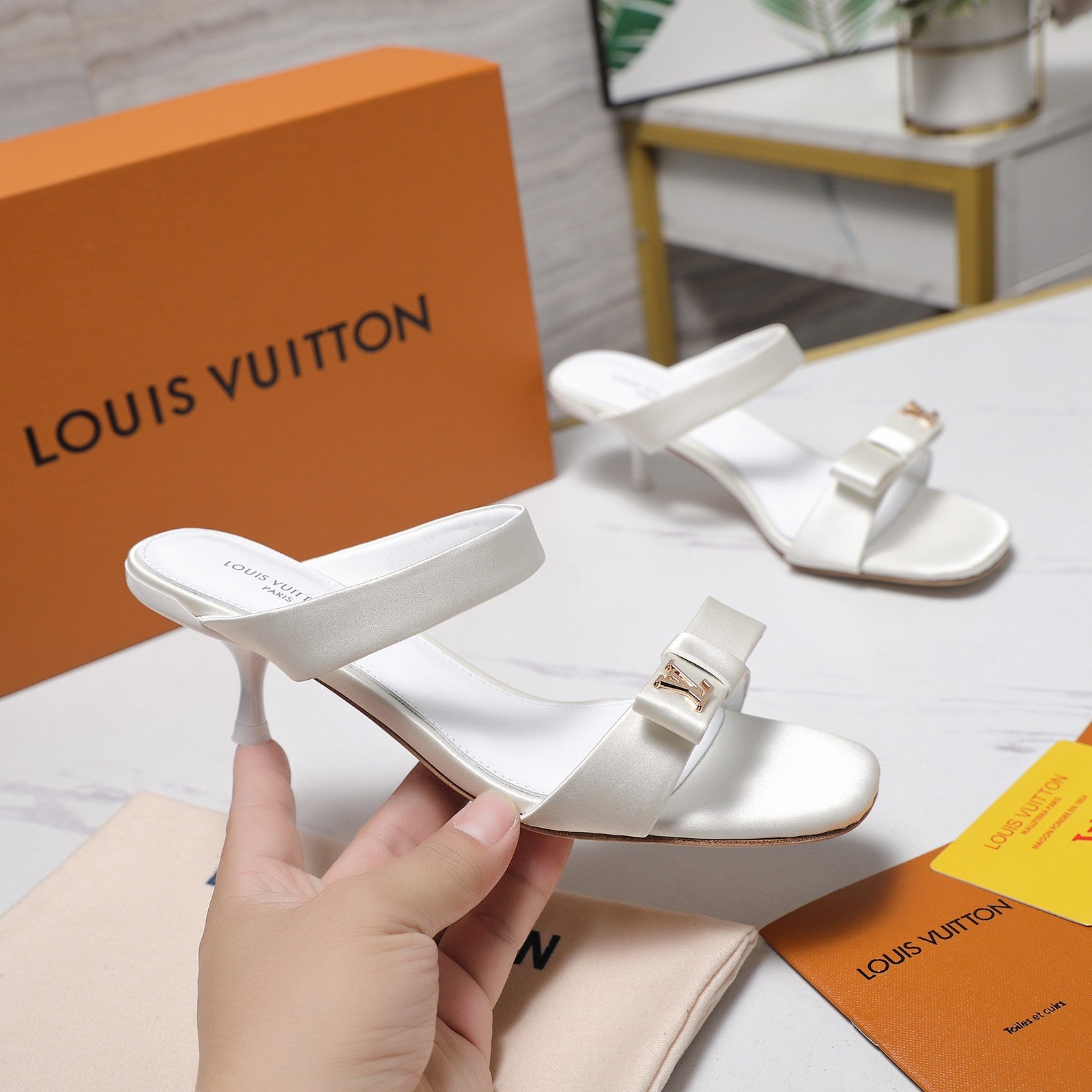 LV 26S SLIDE HEELS 40MM IN WHITE SATIN WITH BOW