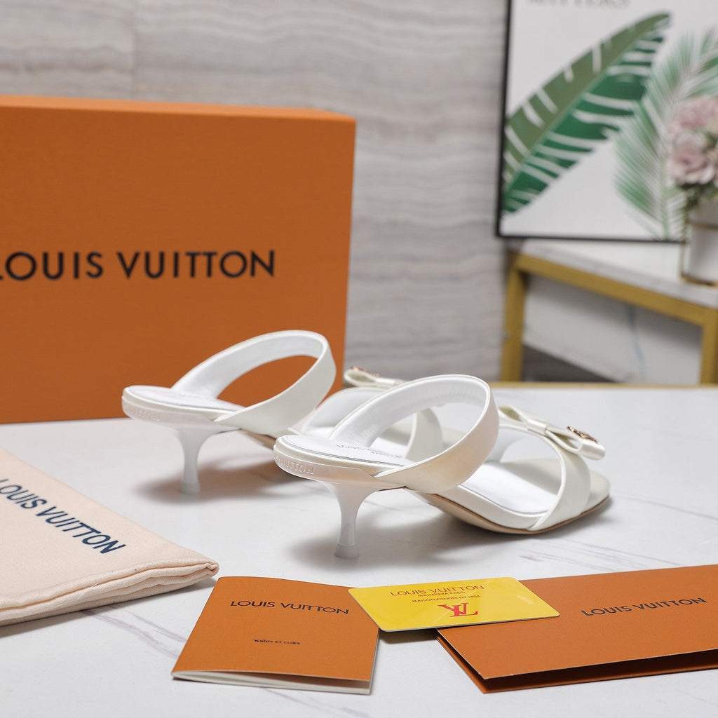 LV 26S SLIDE HEELS 40MM IN WHITE SATIN WITH BOW