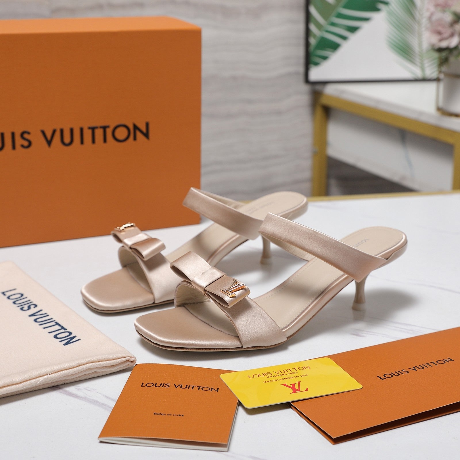 LV 26S SLIDE HEELS 40MM IN NUDE PINK SATIN WITH BOW