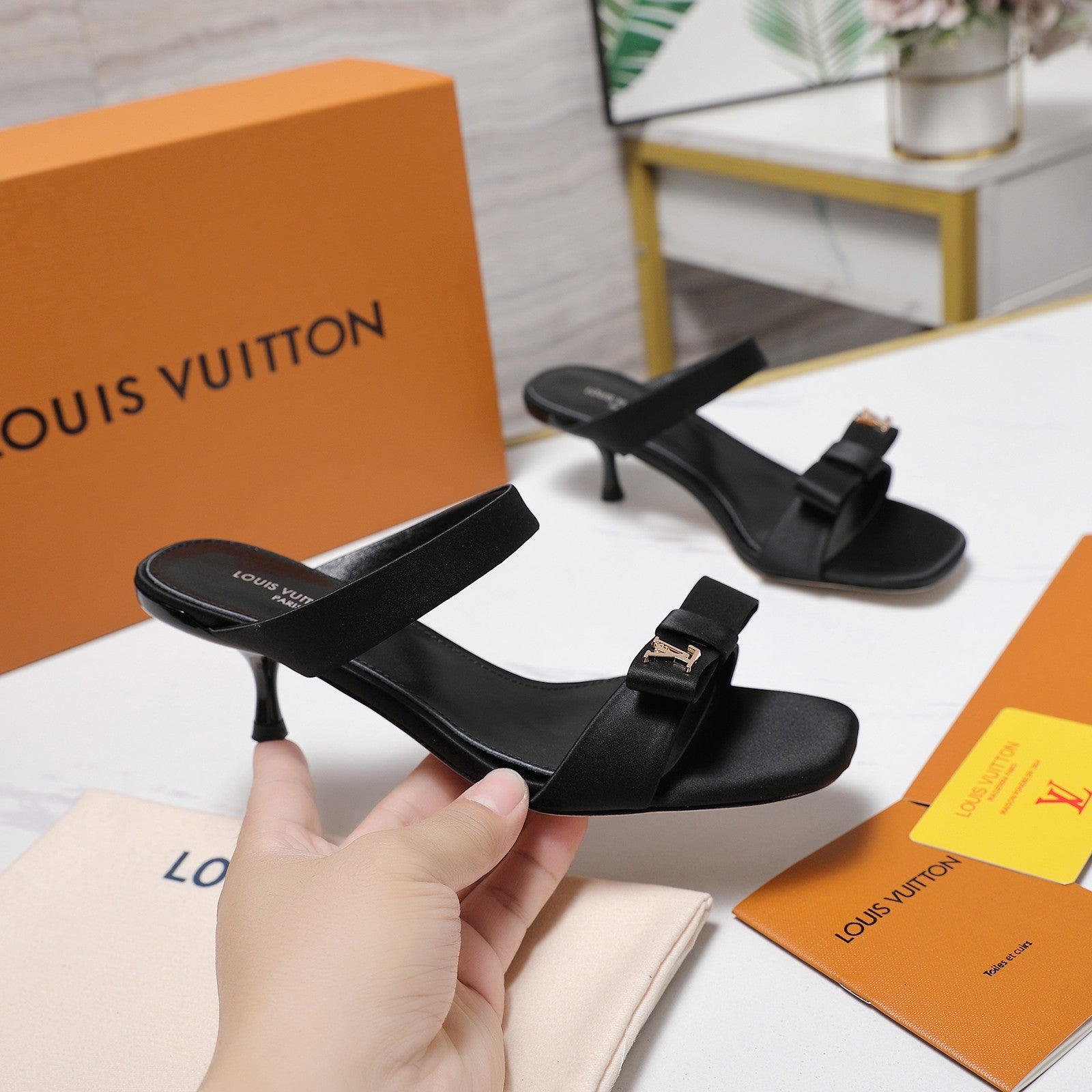 LV 26S SLIDE HEELS 40MM IN BLACK SATIN WITH BOW