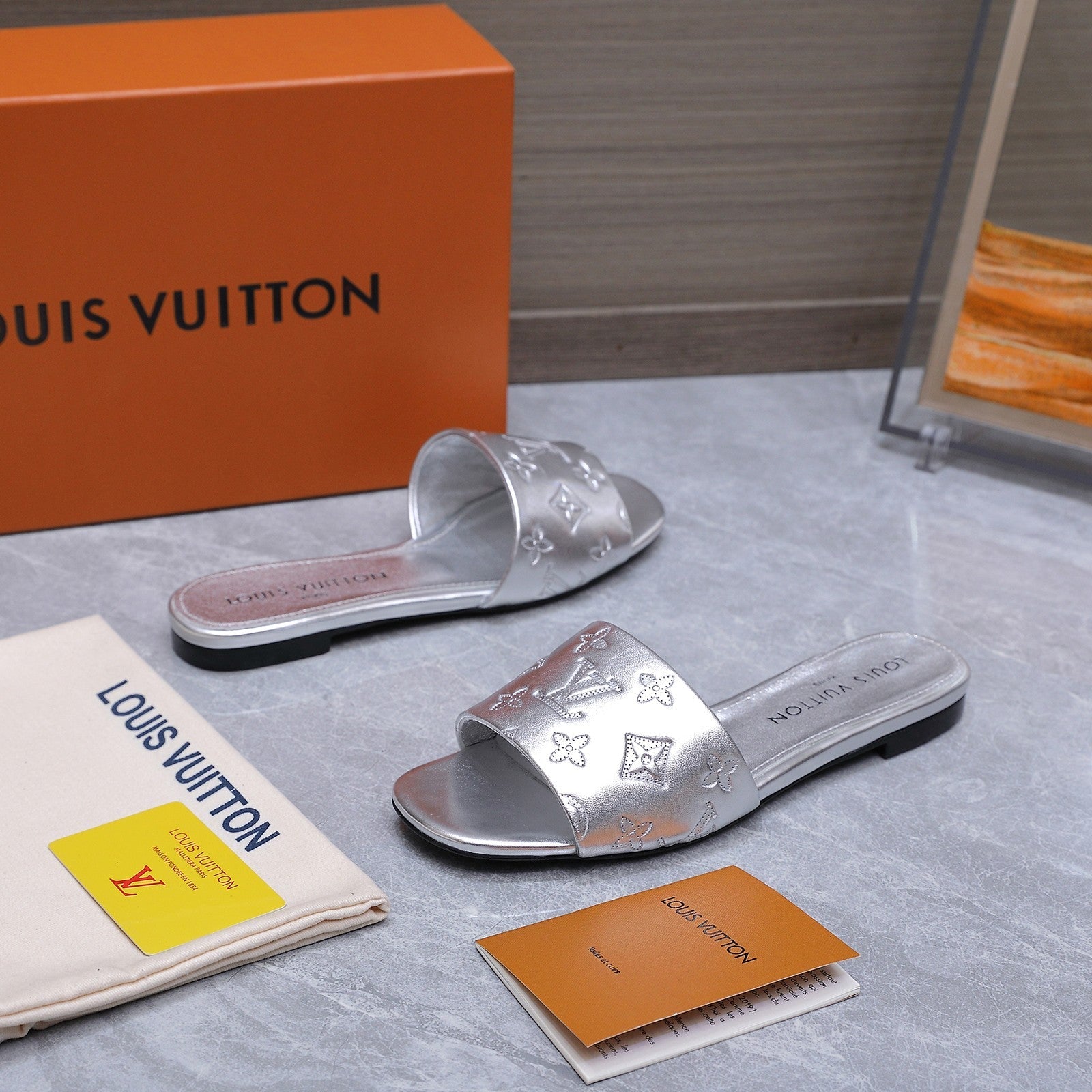 LV 26S FLAT SLIDE SANDALS IN SILVER CALFSKIN EMBOSSED MONOGRAM LOGO