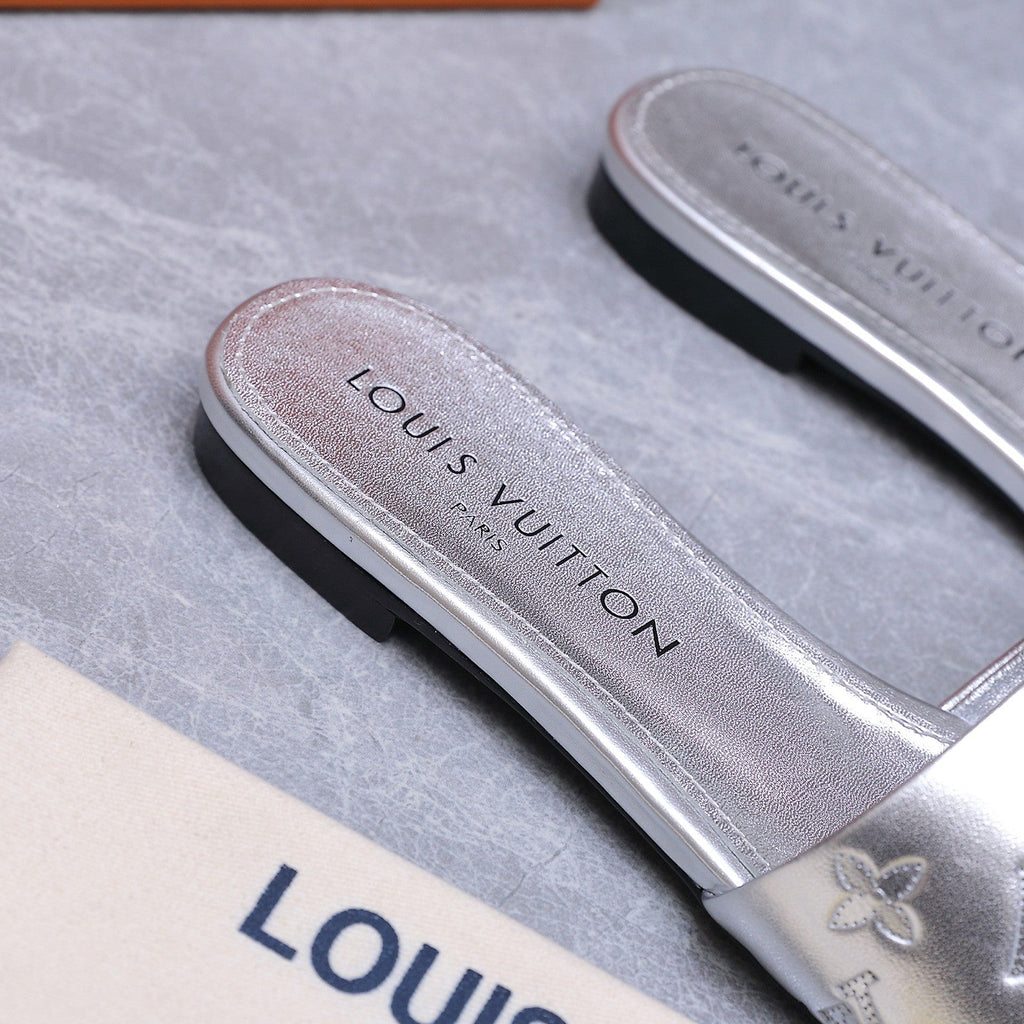 LV 26S FLAT SLIDE SANDALS IN SILVER CALFSKIN EMBOSSED MONOGRAM LOGO