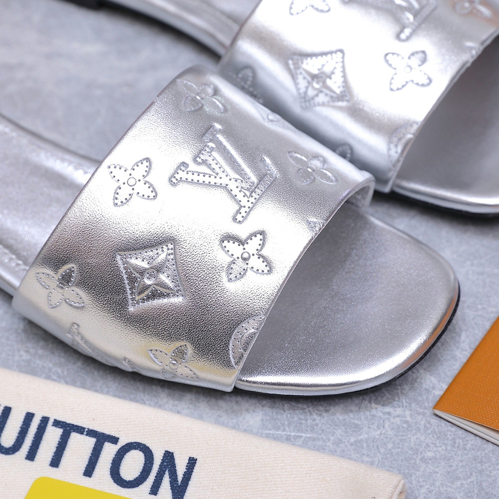 LV 26S FLAT SLIDE SANDALS IN SILVER CALFSKIN EMBOSSED MONOGRAM LOGO