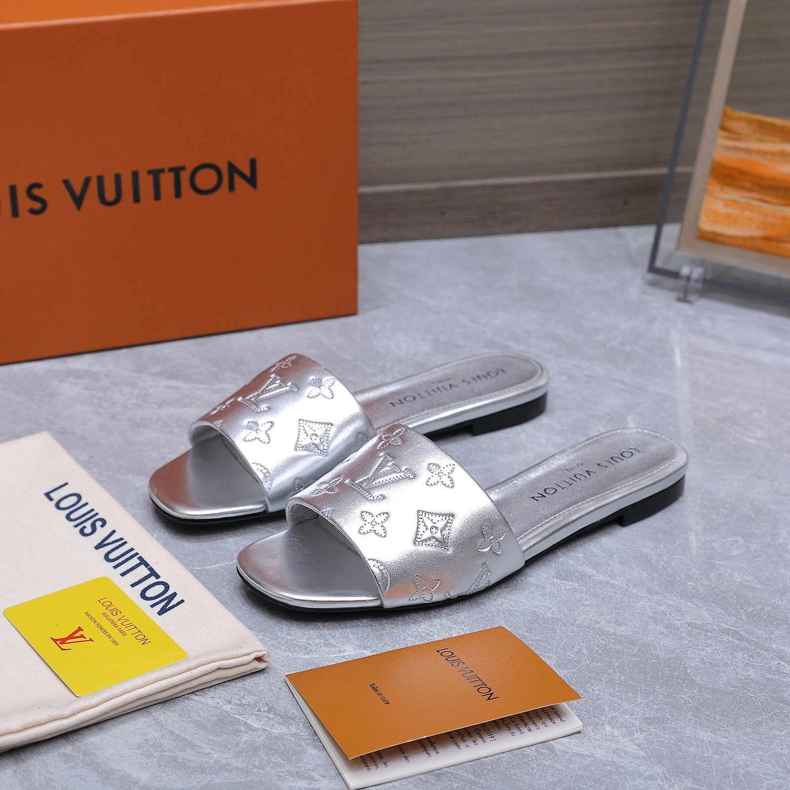 LV 26S FLAT SLIDE SANDALS IN SILVER CALFSKIN EMBOSSED MONOGRAM LOGO