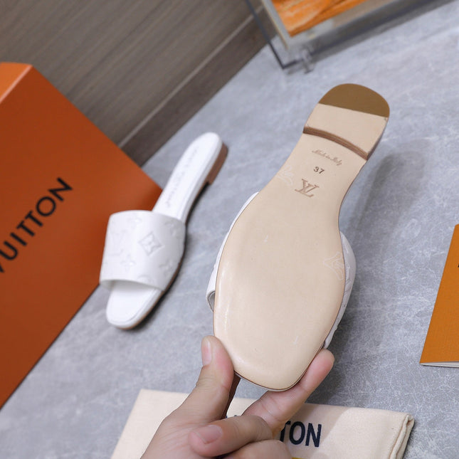 LV 26S FLAT SLIDE SANDALS IN WHITE CALFSKIN EMBOSSED MONOGRAM LOGO