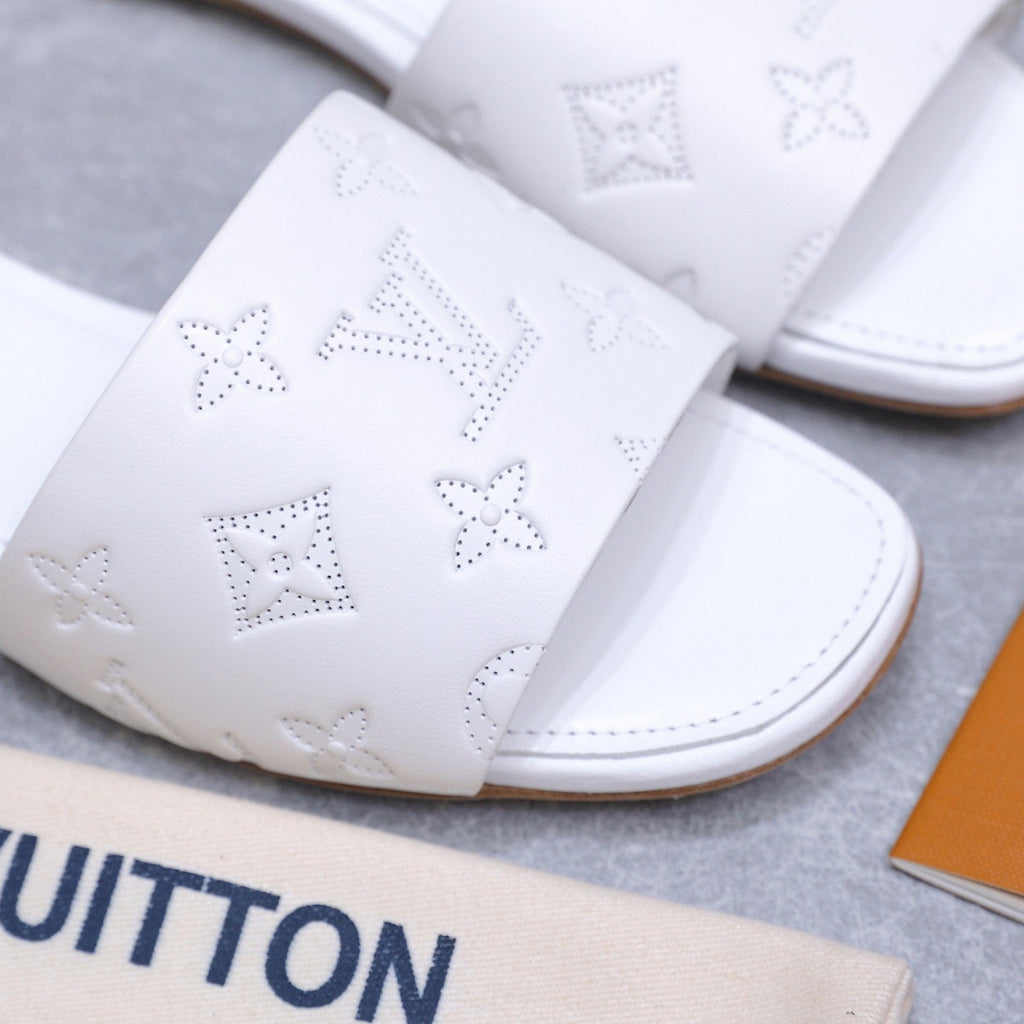 LV 26S FLAT SLIDE SANDALS IN WHITE CALFSKIN EMBOSSED MONOGRAM LOGO