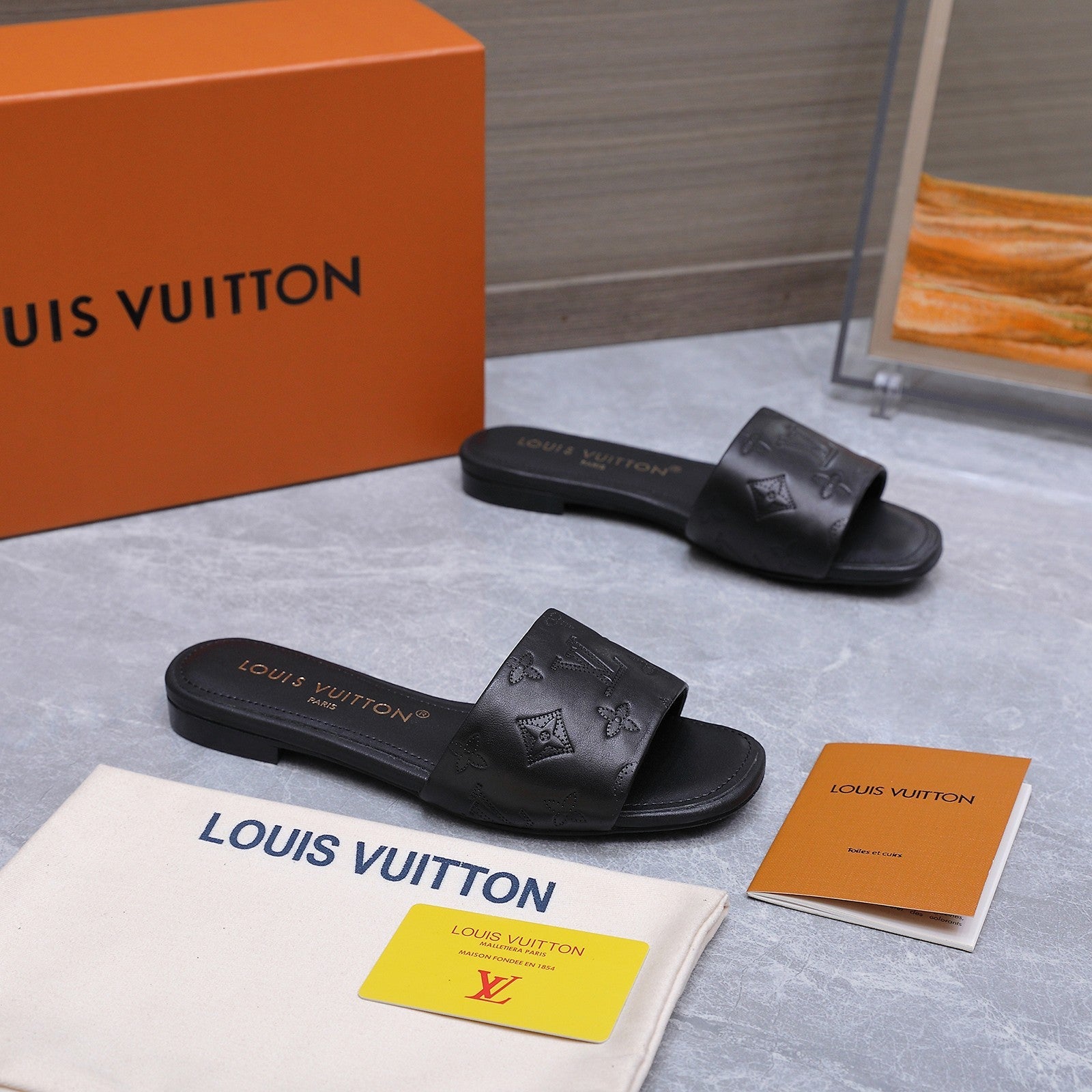 LV 26S FLAT SLIDE SANDALS IN BLACK CALFSKIN EMBOSSED MONOGRAM LOGO