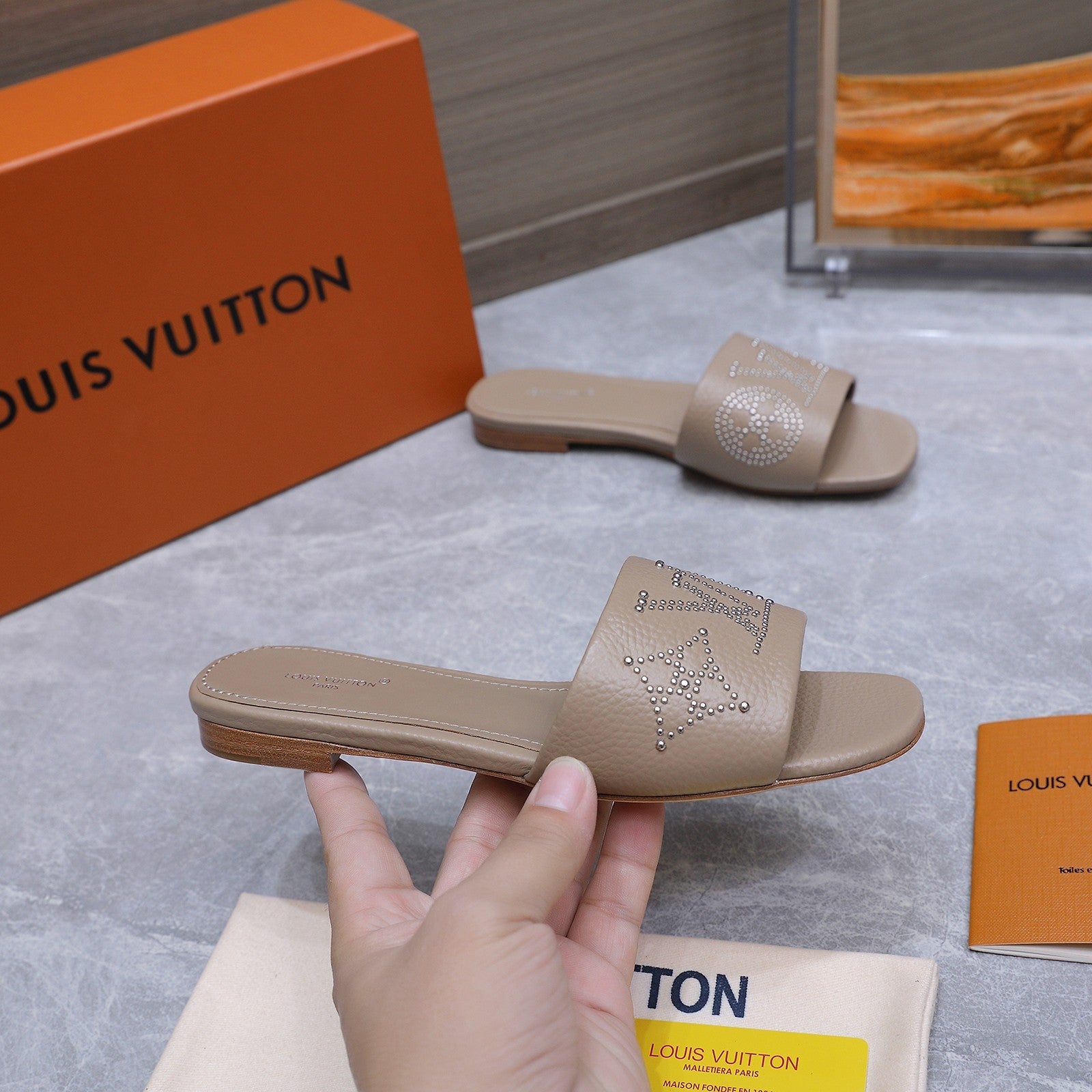 LV 26S FLAT SLIDE SANDALS IN NUDE BROWN CALFSKIN