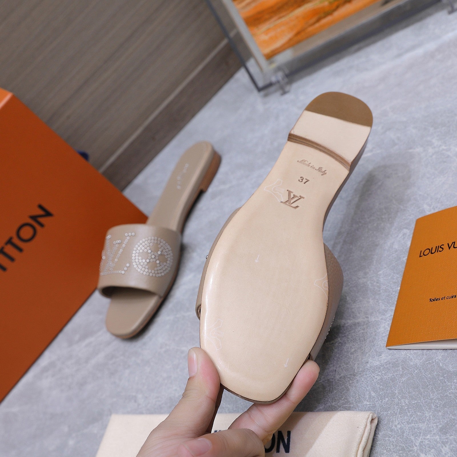 LV 26S FLAT SLIDE SANDALS IN NUDE BROWN CALFSKIN