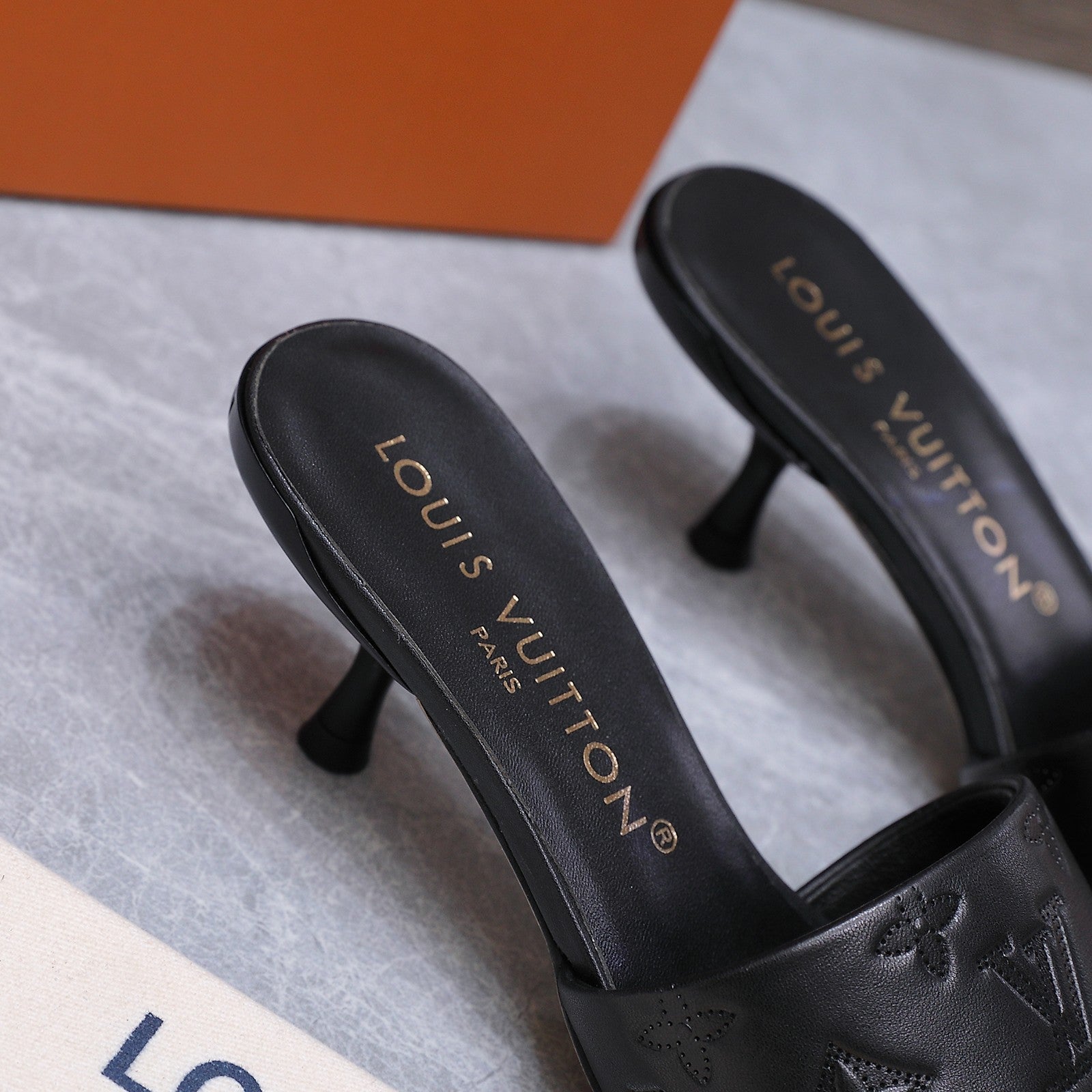 LV 26S 6AM MULE 55MM IN BLACK CALFSKIN EMBOSSED MONOGRAM LOGO