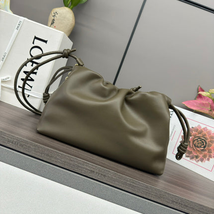 LOE MEDIUM 30 FLAMENCO PURSE BUCKET IN ARMY GREEN LAMBSKIN