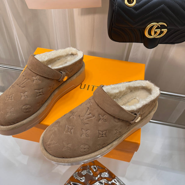 LV WOMEN'S COSY FLAT COMFORT CLOGS IN ASH BROWN MONOGRAM SUEDE
