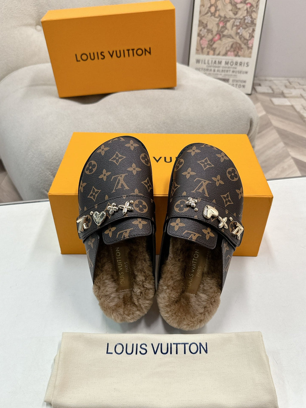 LV MULES IN BROWN MIN BLACK SHEARLING GOLD HARDWARE