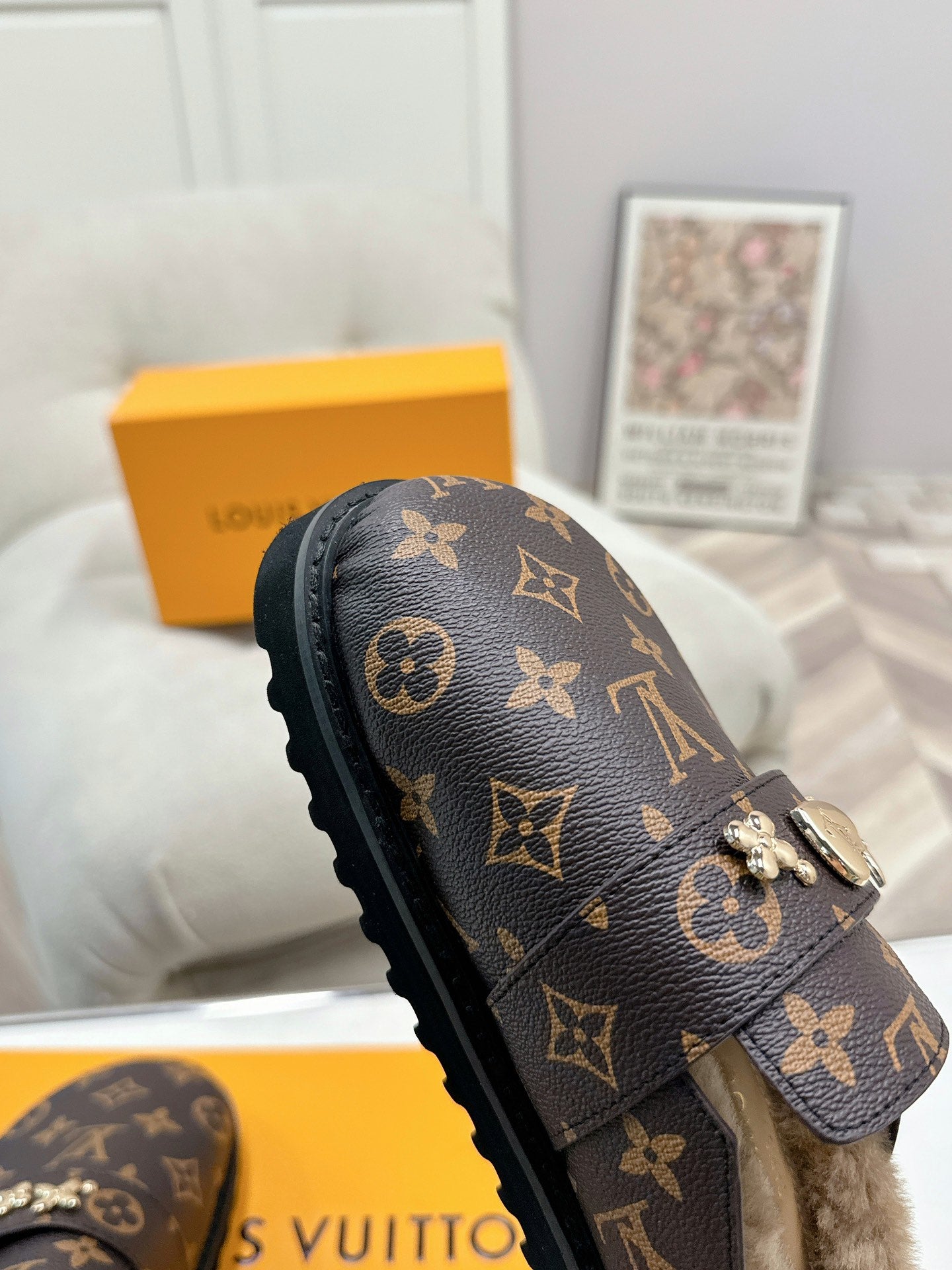 LV MULES IN BROWN MIN BLACK SHEARLING GOLD HARDWARE