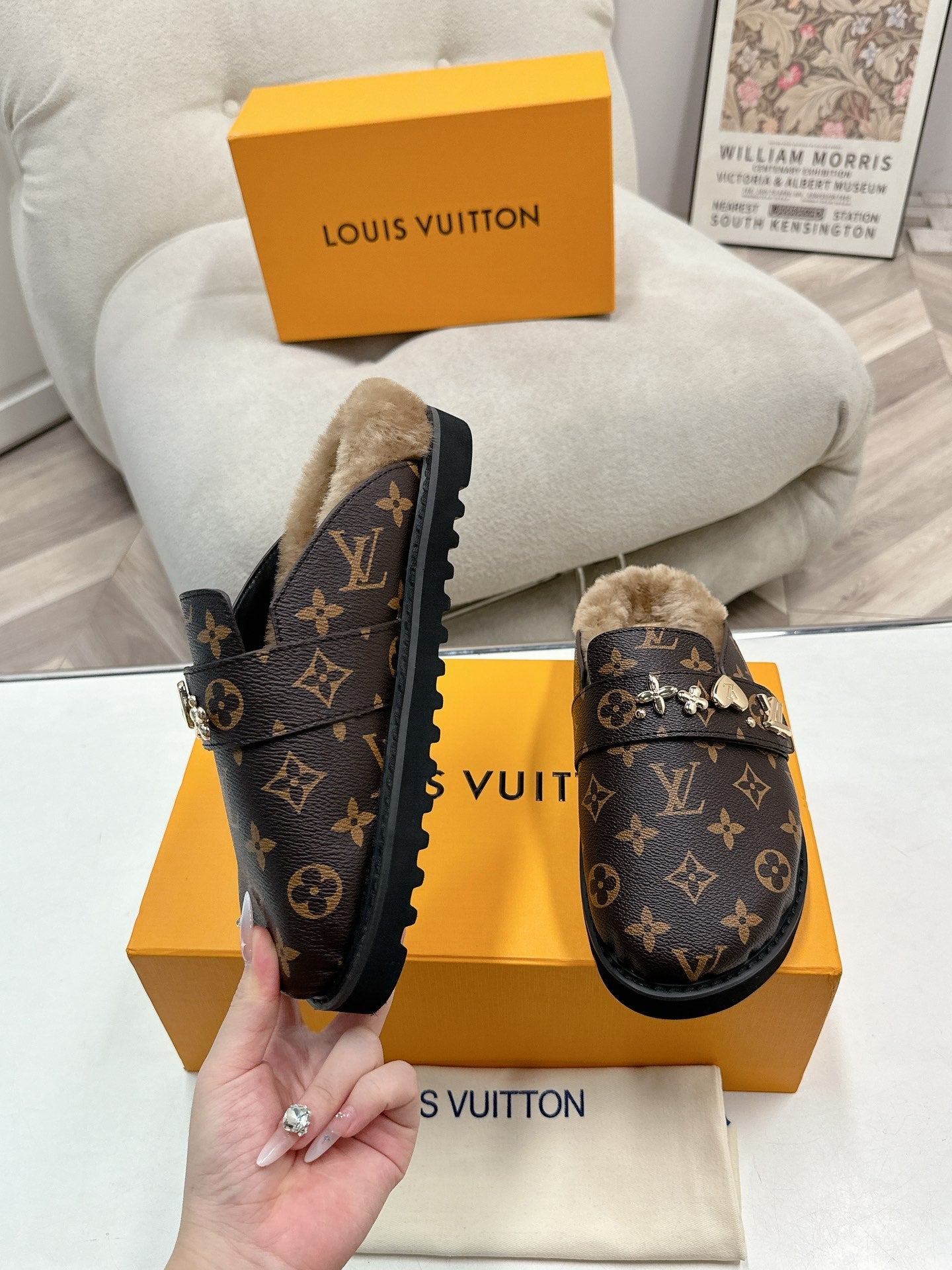 LV MULES IN BROWN MIN BLACK SHEARLING GOLD HARDWARE