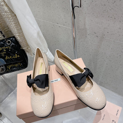MARY JANE MID HEEL PUMPS IN BEIGE PATENT LAMBSKIN WITH BOW