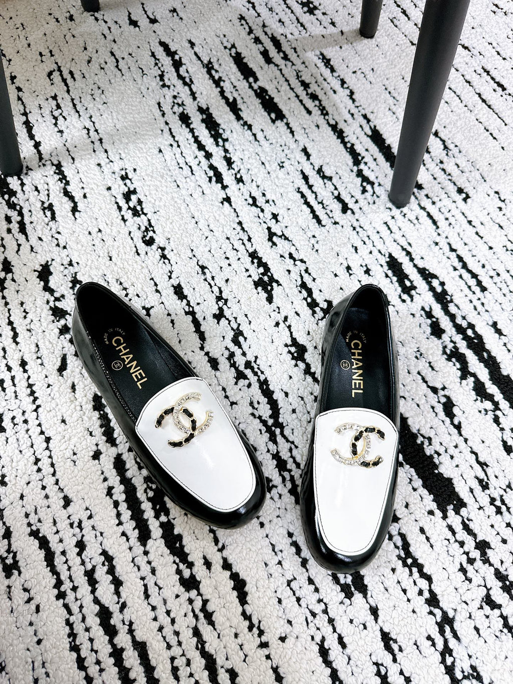 LOAFERS IN WHITE AND BLACK CALFSKIN HARDWARE WITH ROCK MIX CHAIN