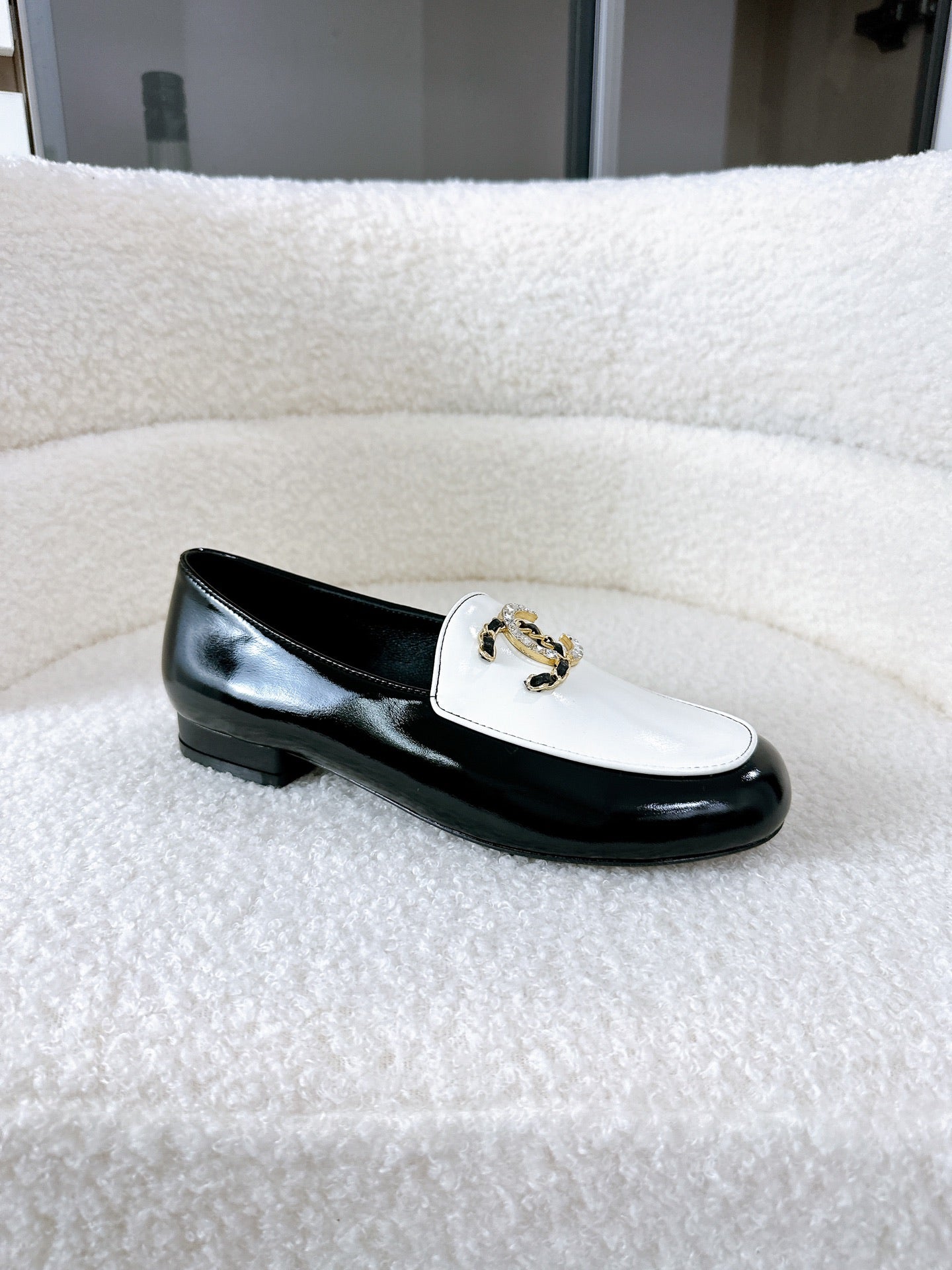 LOAFERS IN WHITE AND BLACK CALFSKIN HARDWARE WITH ROCK MIX CHAIN