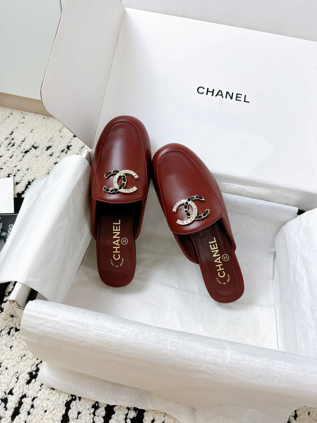 CC FLAT MULE IN RUBY RED CALFSKIN HARDWARE WITH ROCK MIX CHAIN