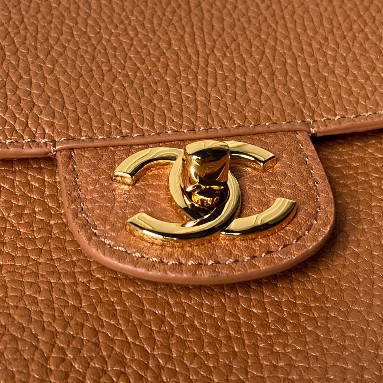 CHANEL 26S CC LOGO SHOULDER BAG 32 IN CAMEL BROWN GRAINED CALFSKIN