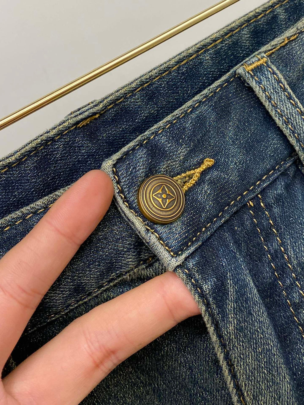 LV STRAIGHT LEG JEANS 239598