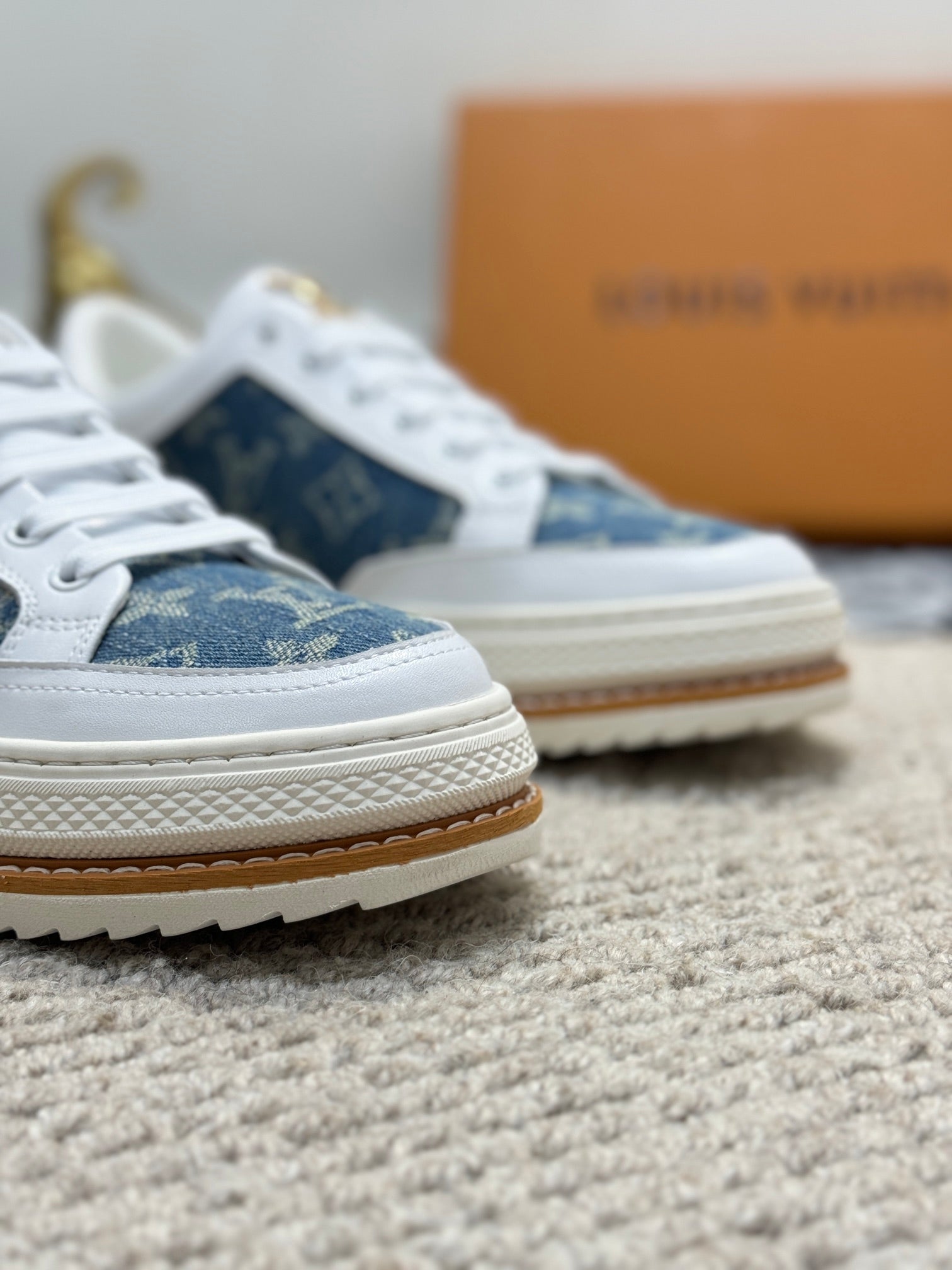 LV TRAINERS IN WHITE CALFSKIN AND BLUE DENIM JACQUARD