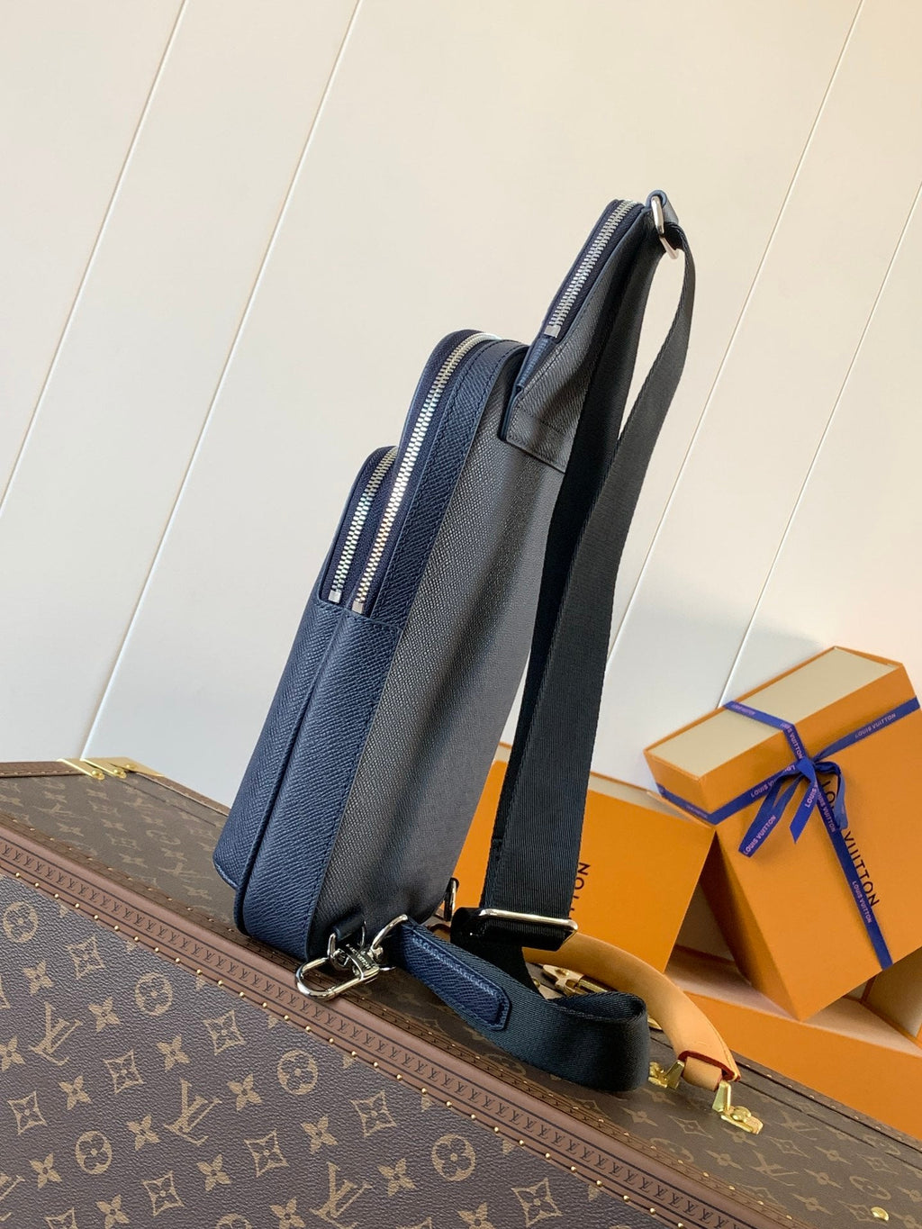 AVENUE SLINGBAG 31 IN NAVY BLUE TAIGA LEATHER