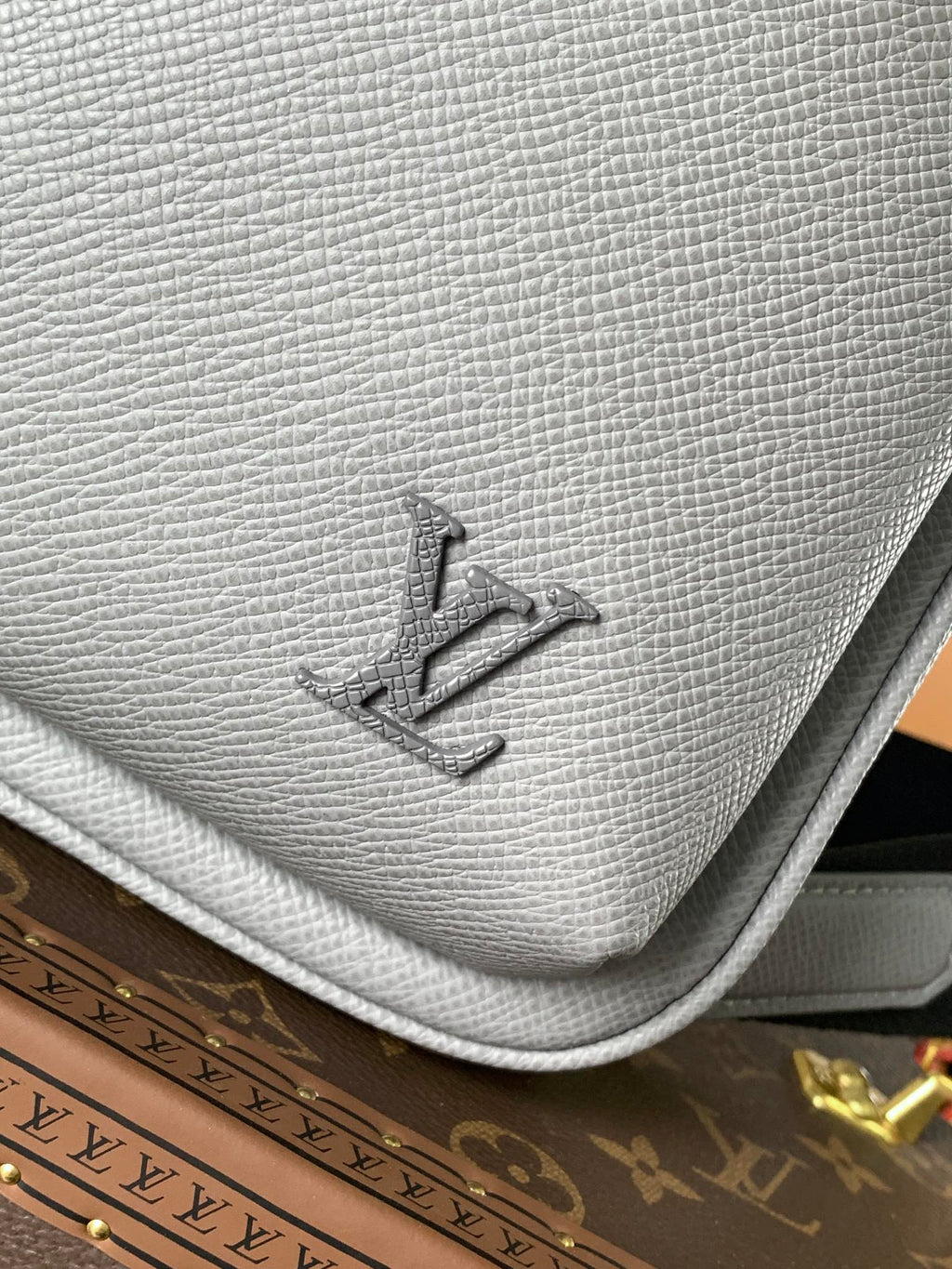 AVENUE SLINGBAG 31 IN GREY TAIGA LEATHER
