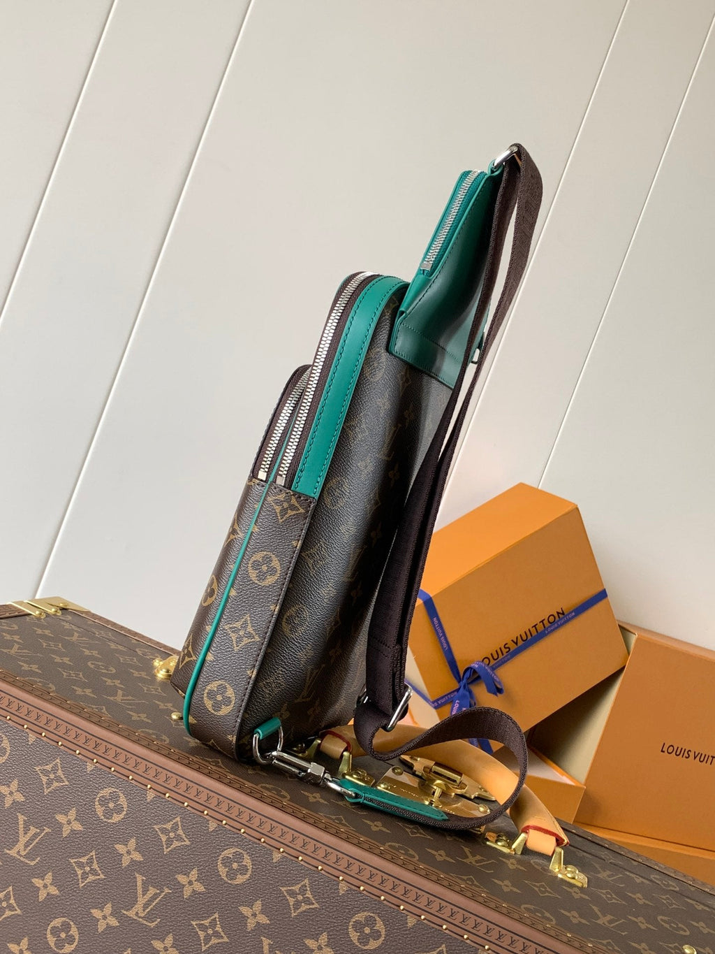 AVENUE SLINGBAG 31 IN BROWN MIX GREEN DAMIER GRAPHITE CANVAS