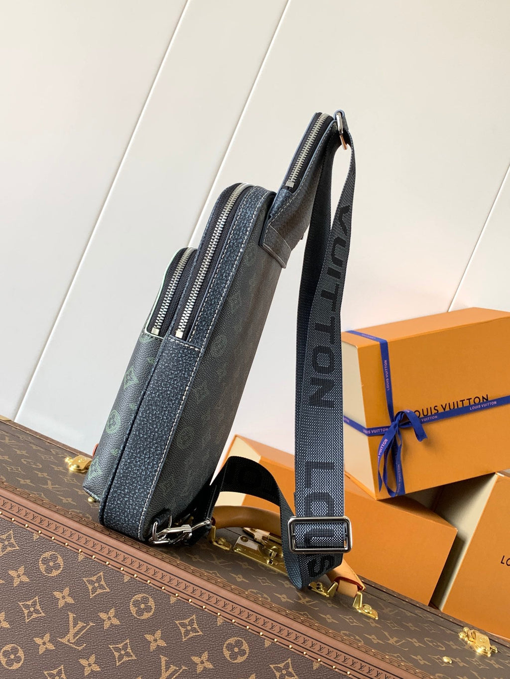 AVENUE SLINGBAG 31 IN BLACK MONOGRAM CANVAS WITH BROWN LOGO