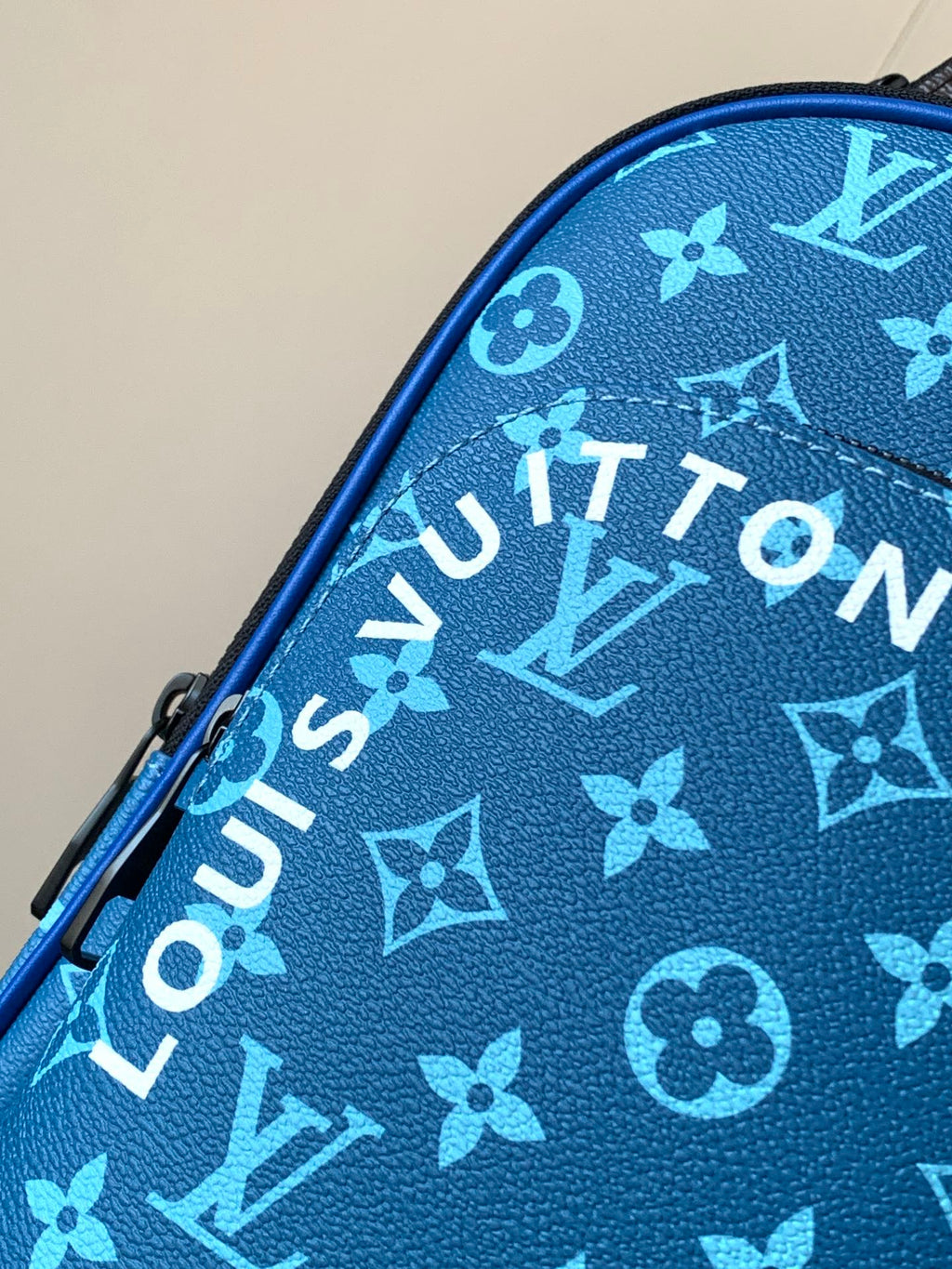 AVENUE SLINGBAG 31 IN BLUE AND BROWN TAIGA LEATHER