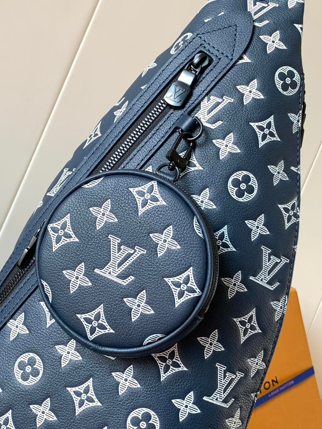 DUO CROSSBAG BAG 42 IN BLUE AND WHITE MONOGRAM SHADOW COWHIDE