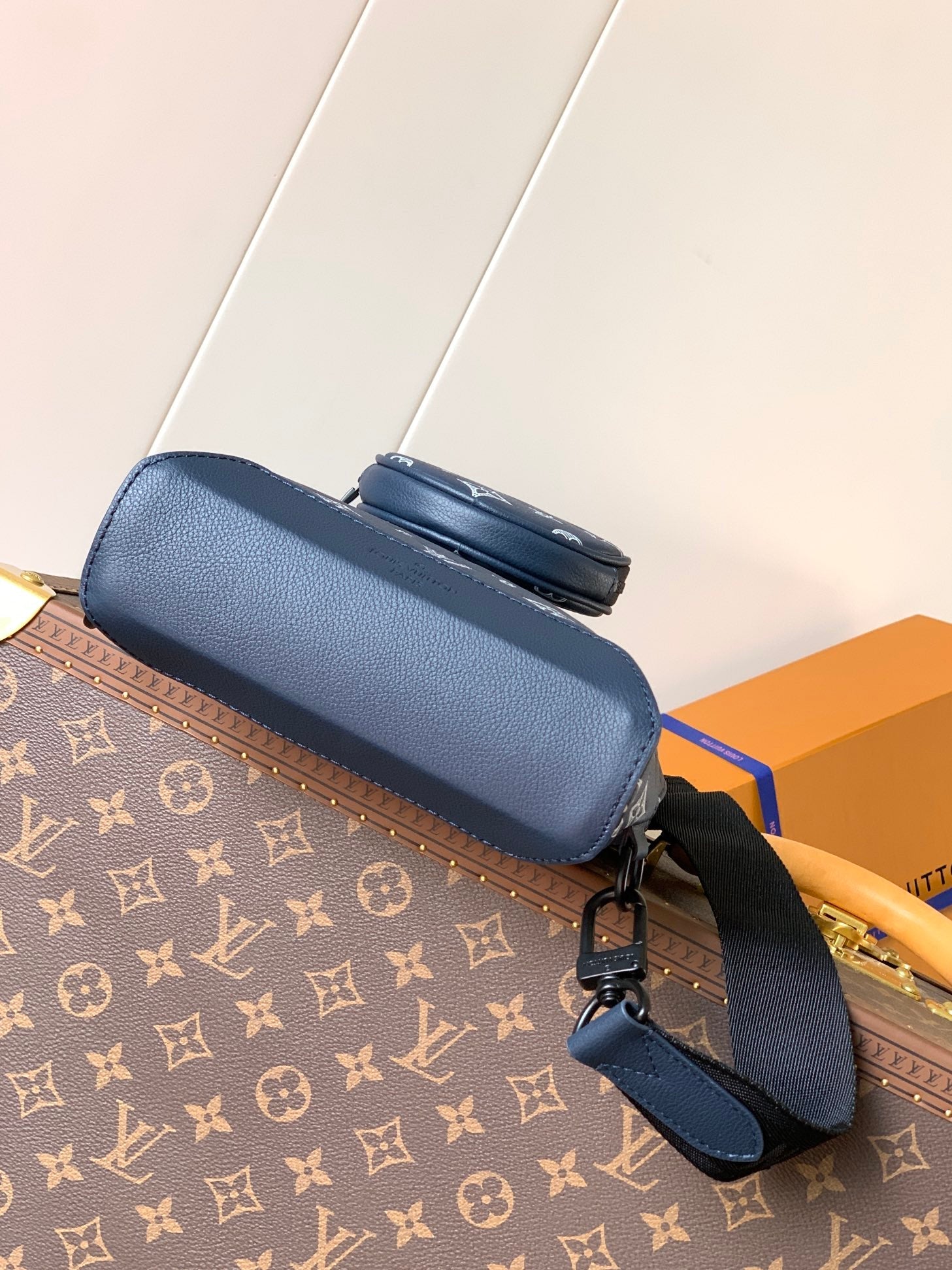 DUO CROSSBAG BAG 42 IN BLUE AND WHITE MONOGRAM SHADOW COWHIDE