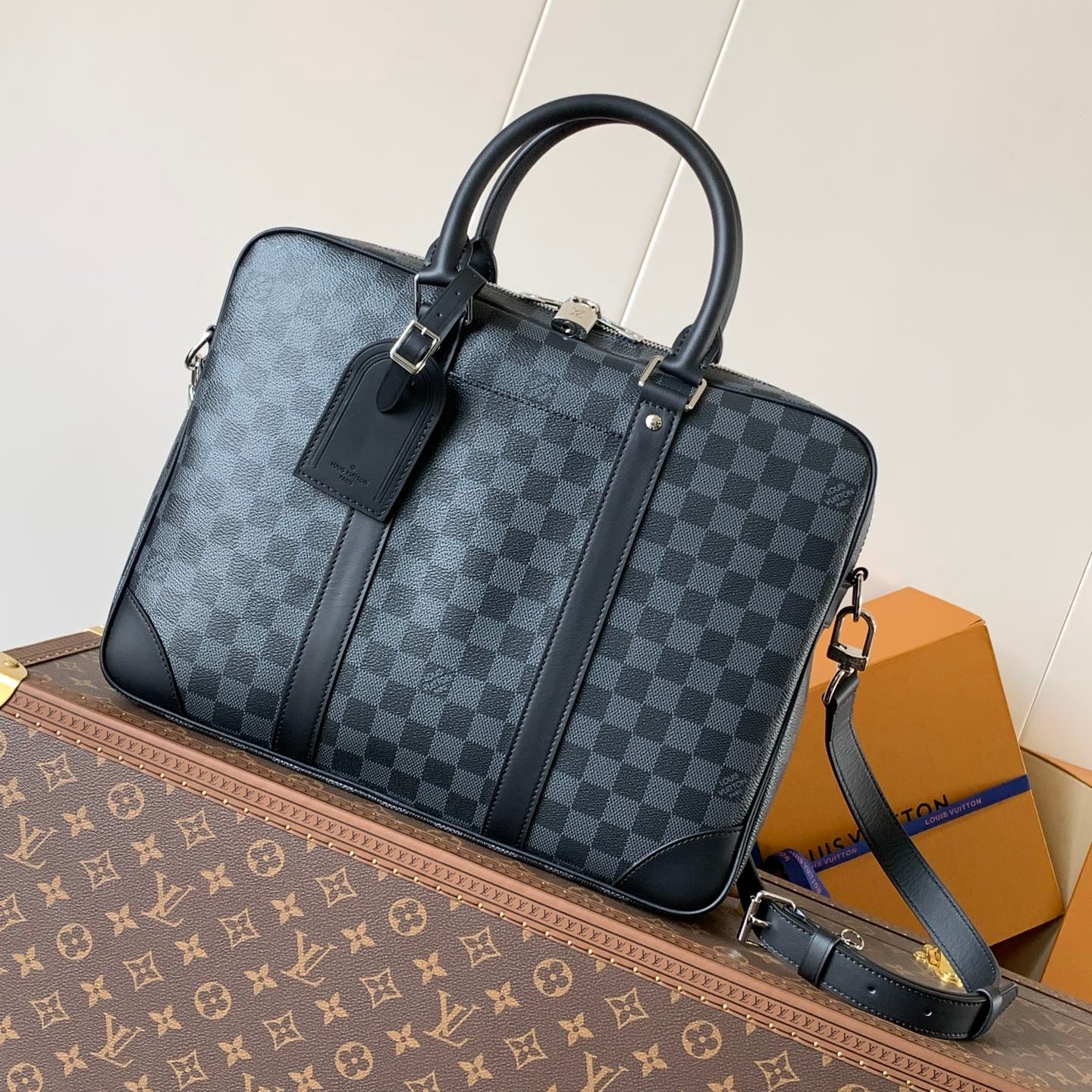 PORTE- DOCUMENTS VOYAGE NM HANDBAG 36 IN BLACK DAMIER GRAPHITE CANVAS