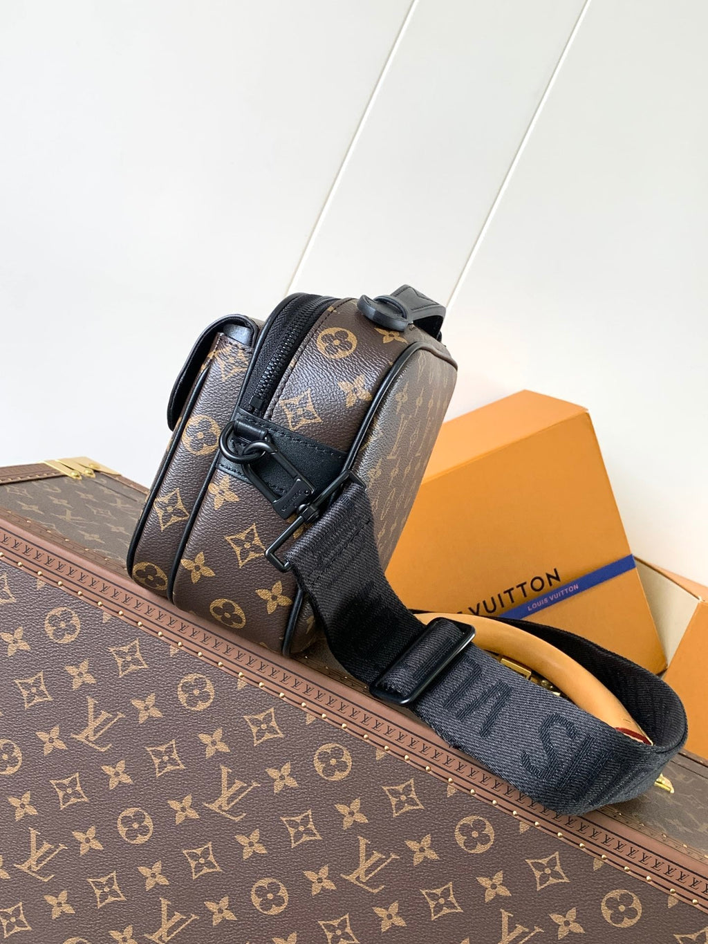 LV 26S S LOCK CROSSBODY BAG 22 IN BROWN EMBOSSED TAURILLON LEATHER